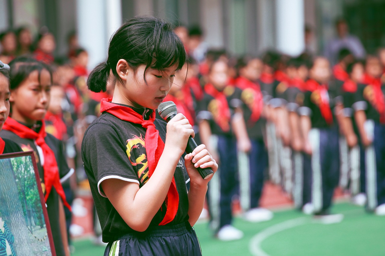 幼儿教师将孩子逼到角落推搡训斥的背后